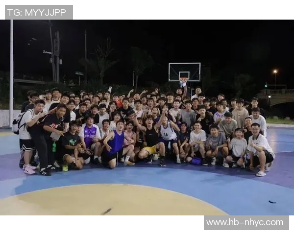 足球明星化身路人挑战街头篮球赛引发热议与欢笑