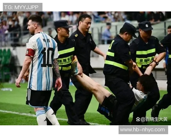 足球明星遭球迷热情拥抱引发现场狂欢瞬间回顾